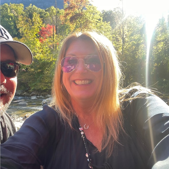 Meet your Posher, Jennifer - Picture 3 of 3